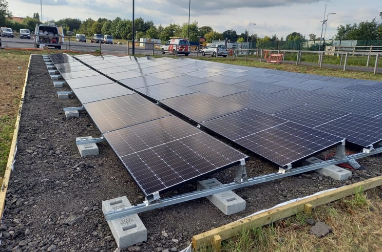 Solcellspaneler, batteri & installation GROUND 120m2 markyta (Dual Grid fungerar med och utan nät el) 8800 kWh / år.